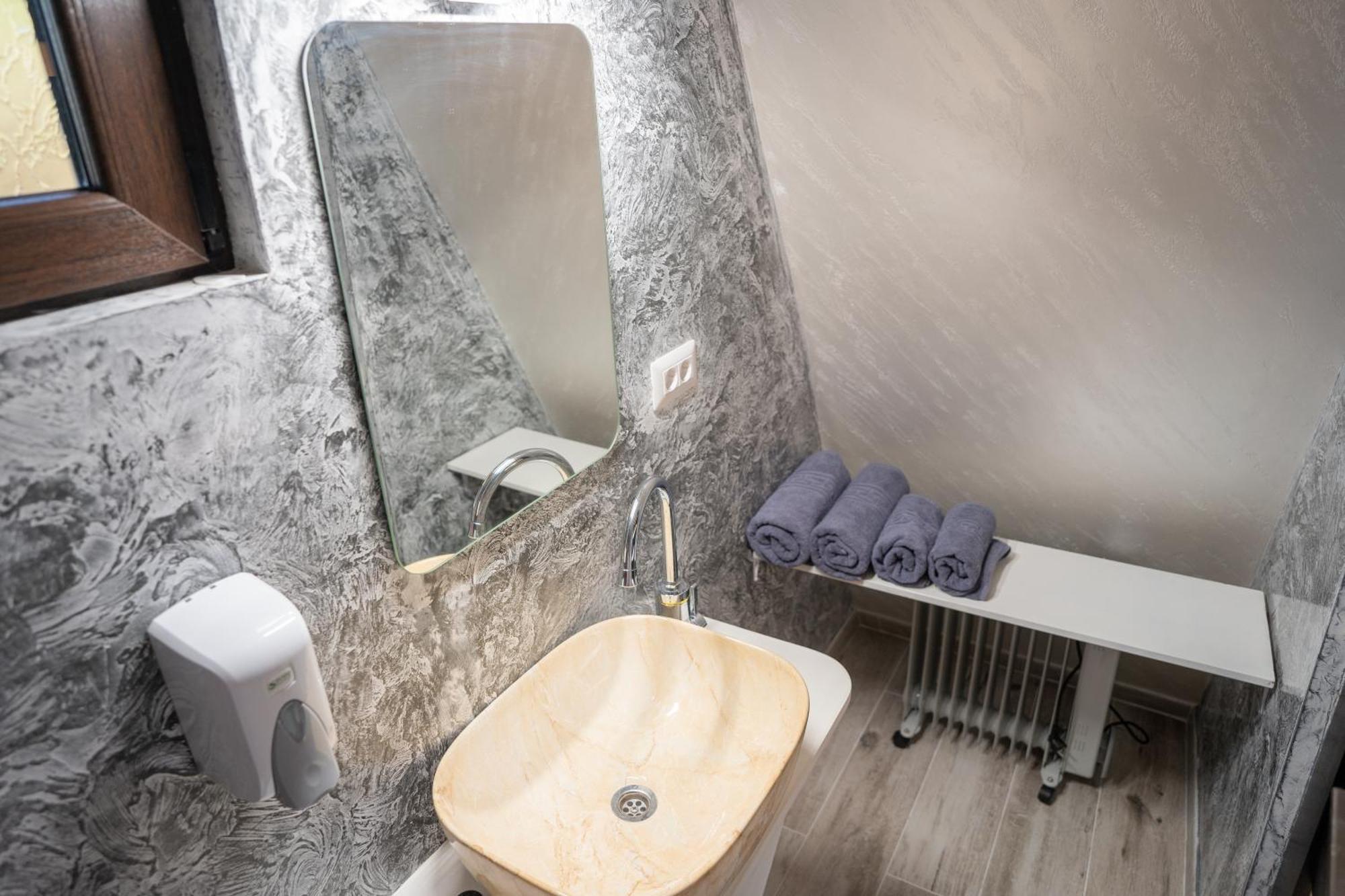 A Pisc Hotel Vatra Moldoviţei Eksteriør billede